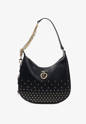 Sac à main en cuir noir avec des clous dorés, une chaîne en bandoulière et un fermoir en forme de cœur avec un design en portrait. Texture lisse, forme arrondie.