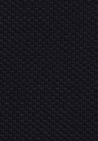 Czarna dzianina o fakturowanej powierzchni, z jednolitym wzorem przeplatających się pętli, gęsta i miękka w wyglądzie.