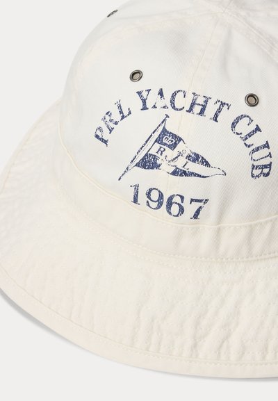 Άσπρο καπέλο τύπου bucket με μπλε κείμενο "PRL Yacht Club 1967" και σχέδιο ναυτικού σημαιού μπροστά.
