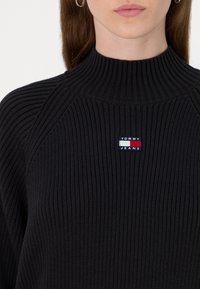 Tommy Jeans BADGE  - Striktrøje - black