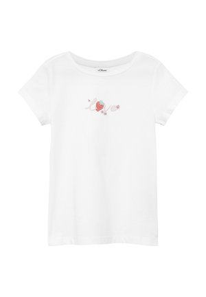 Wit shirt met korte mouwen en ronde hals, met de tekst "love" op de voorkant, voorzien van aardbei- en kleine bloemenafbeeldingen.