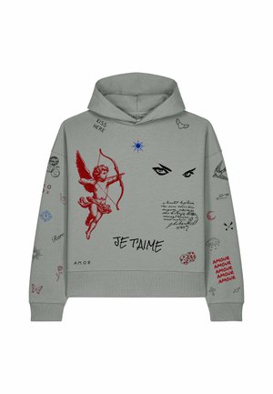 Sweat à capuche gris avec un cupidon rouge tenant un arc, texte manuscrit noir, yeux, étoiles, dés et petits dessins style tatouage sur le devant et les manches.