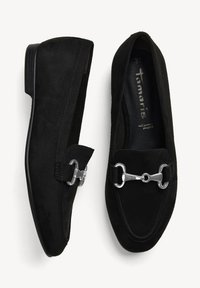 Zwarte loafers van zacht suede met een lage hak, voorzien van een accente in zilverkleurige hardware en een glad, gestructureerd oppervlak.