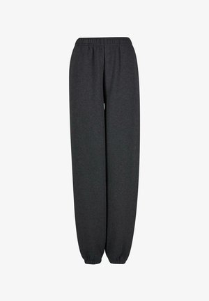 Süsinikhallad dressipüksid, mis on valmistatud pehmest kangast. Omavad elastset vöökohta ja kitsenevaid sääreotsi. Lihtne, ilma mustrite ja aktsentideta.