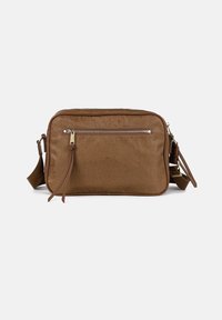 Borsa in pelle marrone con texture, forma rettangolare, tasca con zip frontale, tracolla regolabile e cuciture dettagliate lungo i bordi.