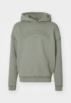 Felpa verde oliva con una vestibilità rilassata, caratterizzata da un orlo a coste, maniche con polsini e logo "Alpha Industries" in rilievo sul petto.