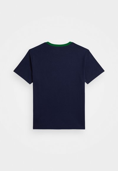 T-shirt en coton bleu marine avec un col rond vert et des manches courtes, d'une texture douce et d'un design simple et sans ornement.