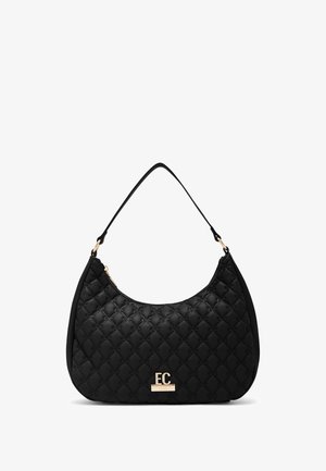 Bolso de hombro acolchado negro con textura suave. Presenta una placa con el logo en tono dorado y una correa de hombro curva. Compartimento principal con cremallera.