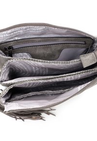Interno della borsa sintetica grigia che mostra tre scomparti, una tasca con zip e una fodera con motivo. Presenta frange all'esterno.