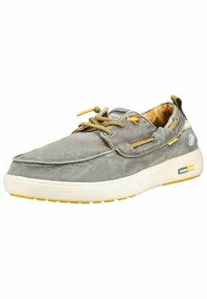 Szare casualowe buty typu boat shoe z żółtymi sznurowadłami, pętelką ułatwiającą zakładanie oraz akcentami na podeszwie, z białą podeszwą i detalem z logo po boku.