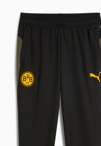 Schwarze Sporthose mit gelbem Puma-Logo am rechten Oberschenkel und gelbem Borussia Dortmund (BVB) Emblem am linken Oberschenkel.
