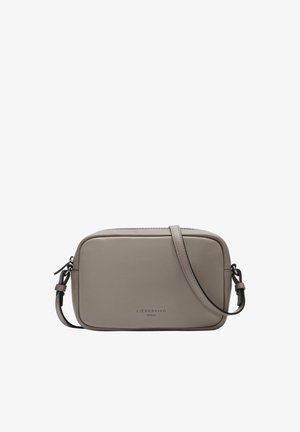 Bolso cruzado de cuero gris con forma rectangular, cierre con cremallera, correa ajustable y un logo minimalista en la parte frontal.