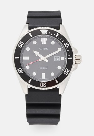 Casio polshorloge met een roestvrijstalen kast, zwarte draaibare bezel, zwarte wijzerplaat, witte uurmarkeringen en een zwart rubberen band. Waterbestendig tot 200 meter.