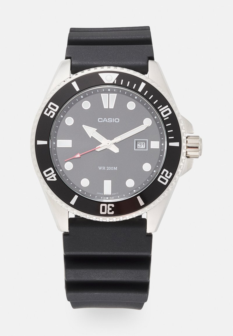 Montre Casio avec un boîtier en acier inoxydable, une lunette tournante noire, un cadran noir, des index d'heure blancs et un bracelet en caoutchouc noir. Étanche jusqu'à 200 m.