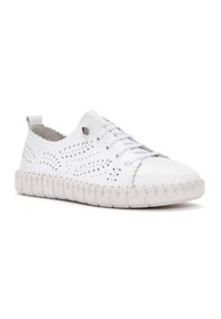 Basket en cuir blanc avec un design perforé et doublure en daim gris. Bout rond et semelle flexible avec des coutures le long du bord. Style à lacets.