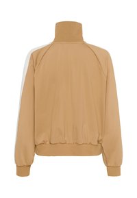 Veste sportive marron clair avec col montant, ourlet et poignets côtelés, dotée de rayures latérales blanches et d'un tissu lisse et texturé.