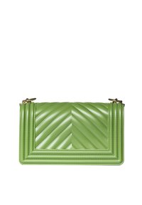 Groene, gewatteerde handtas met een chevronpatroon, een gladde textuur, gouden hardware accenten en een rechthoekige vorm met ritssluiting.