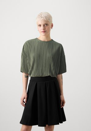 ONLRAVENNA PLISSE - Camiseta básica - four leaf clover