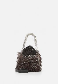 Mała torebka z czarnym satynowym zaciąganym zamknięciem, ozdobiona ciemnymi kryształowymi akcentami, z srebrnym łańcuchem i skórzanym uchwytem.