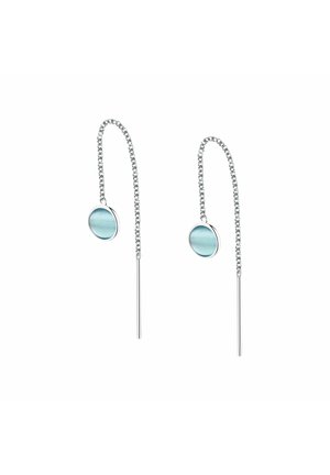Delicati orecchini con filo a catena in argento con pendenti circolari in pietra azzurra chiara appesi a ciascuna estremità della catena.
