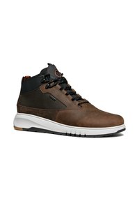 Zapatos altos de cuero marrón y malla con acentos negros, punta redonda y suela de goma blanca, con cordones negros y un tirador rojo.