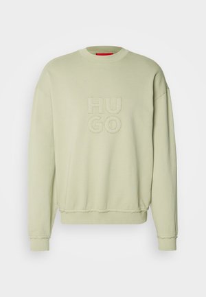 Svetlozelený sveter s okrúhlym výstrihom, texturované logo "HU GO" v strede a rebrované manžety a spodný lem. Mäkkučká textúra tkaniny.