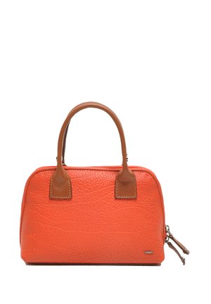Oranje leren handtas met een gestructureerde afwerking, bruine accenten, twee handvaten en een ritssluiting. Compact en gestructureerd ontwerp.
