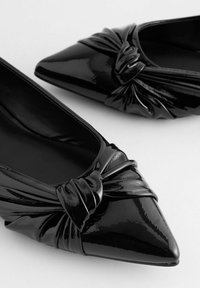 Next FOREVER COMFORT ASYMMETRIC BOW POINT TOE - REGULAR FIT - Ballerinasko - black