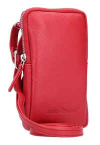 Bolso cruzado de cuero rojo con acabado texturizado, cierre de cremallera y correa ajustable. Presenta el logotipo de la marca en relieve en un lado.