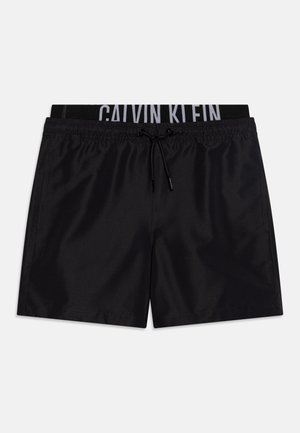 Crne kupaće gaće s glatkom teksturom, elastičnim pojasom s natpisom "Calvin Klein" i vezicom za podešavanje.