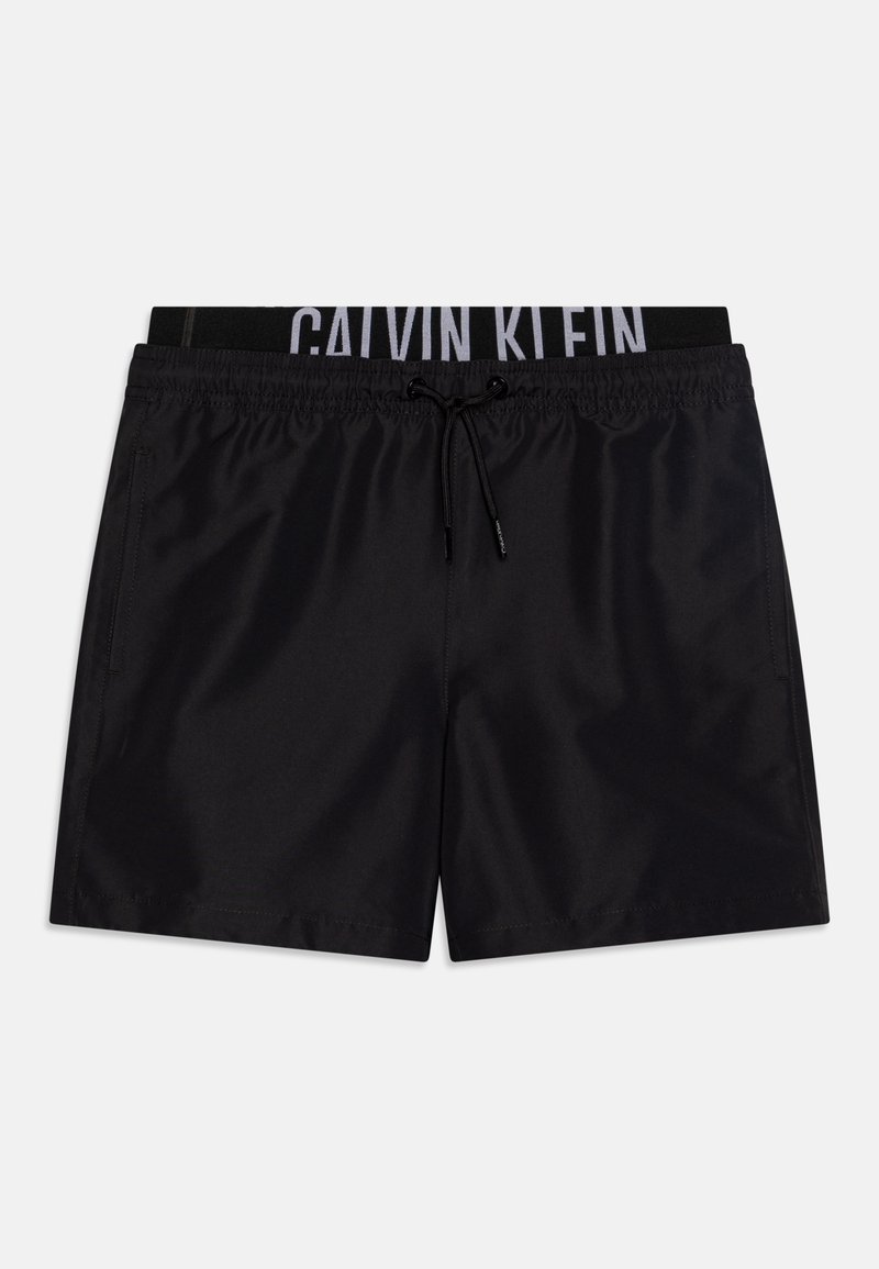 Calções de banho pretos com uma textura suave, cintura elástica com letras "Calvin Klein" e cordão para ajuste.
