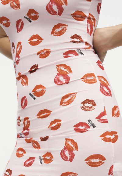 Φόρεμα που αγκαλιάζει το σώμα με αποτυπώματα κραγιόν πορτοκαλί και κόκκινου και λογότυπα "Moschino" σε ανοιχτό ροζ ύφασμα.