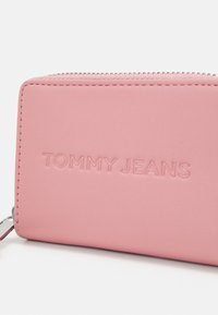 Tommy Jeans MUST SMALL - Portafoglio - chalky pink