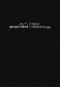 Czarny bawełniany t-shirt z białym tekstem i liniową grafiką. Tekst zawiera "OFF DUTY GEAR", "HALO" oraz numery "196819721981."