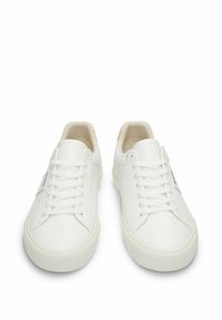 Zapatillas deportivas blancas con una parte superior de cuero liso, puntera redonda, suela de goma plana y un acento naranja contrastante en el talón.