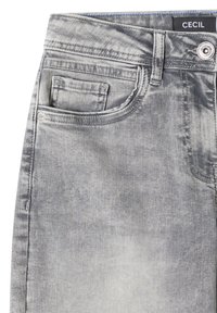Jean en denim gris avec une finition délavée. Comprend une poche avant, des passants pour ceinture, une fermeture par bouton argenté, et des détails cousus le long des coutures.