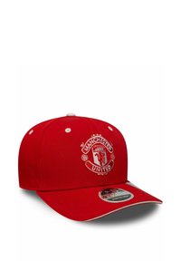 Rote Baseballmütze mit gesticktem Manchester United-Logo, gebogenem Schirm und weißen Akzenten. Aus Baumwolle mit strukturiertem Design.