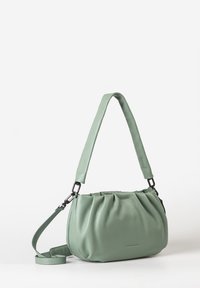 Grüne Lederhandtasche mit einer weichen, strukturierten Oberfläche, plissiertem Design, verstellbarem Riemen und abgerundeter Form.