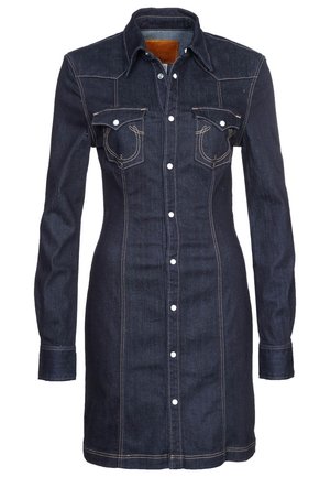 Vestido de mezclilla azul oscuro con mangas largas, botones a presión en la parte delantera, cuello puntiagudo y dos bolsillos en el pecho con solapas y detalles de costura blanca.