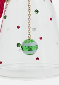 Adorno de campana de vidrio transparente con puntos decorativos rojos y verdes. Presenta un colgante de esfera facetada de vidrio verde a rayas en una cadena dorada.