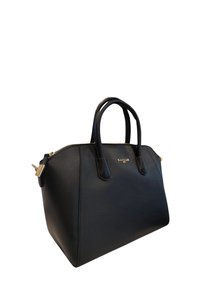 Borsa a tracolla in pelle nera con design strutturato, doppie maniglie e accessori in metallo dorato. Presenta una chiusura con zip e un logo impresso.