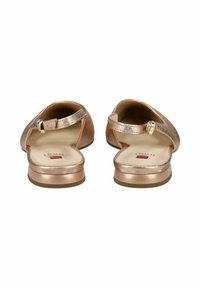 Różowe sandały w kolorze złota różowego o błyszczącej metalicznej wykończeniu, z otwartym tyłem i paskiem na kostkę z akcentem złotej klamry. Płaska podeszwa z minimalnym bieżnikiem.