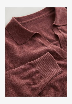 Burgunderstrikket pullover med polo-krave, der har et tekstureret garn og ribbede manchetter. Blødt, mellemvægtigt stof med en subtil glans.