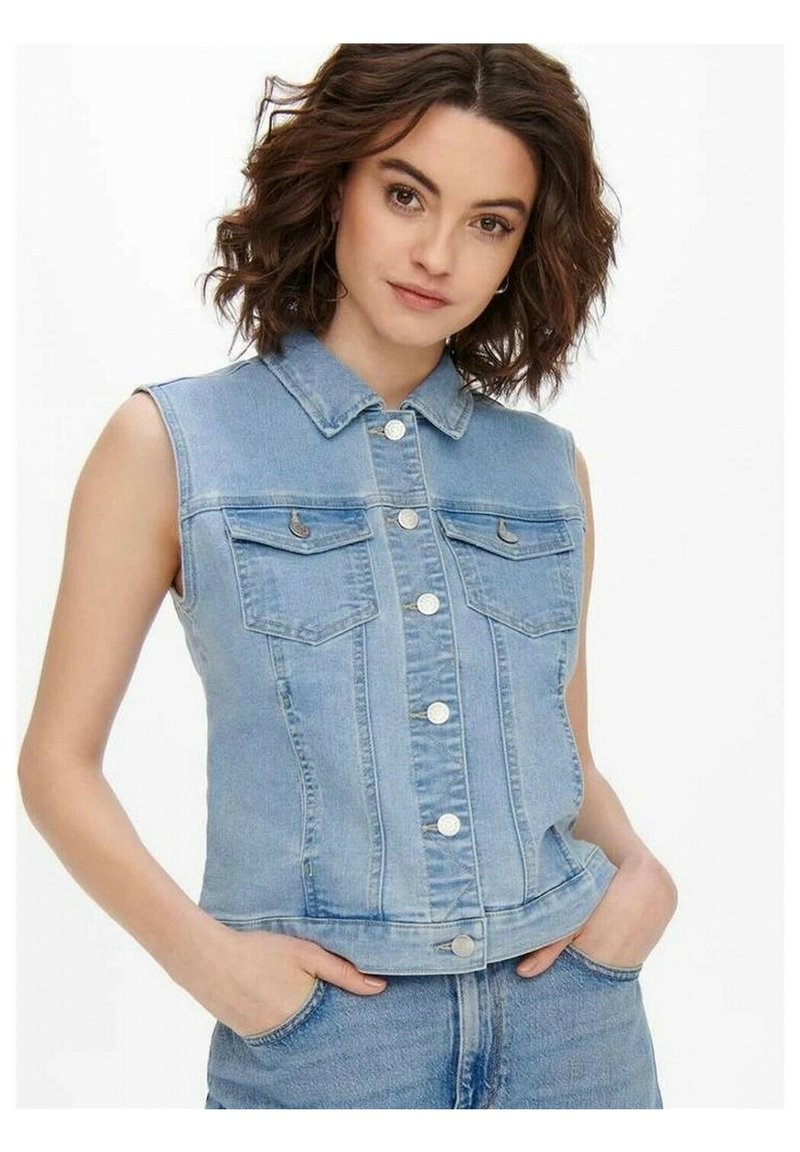 Jachetă din denim albastru deschis fără mâneci, cu guler, închidere frontală cu nasturi și două buzunare pe piept cu detalii de clapetă.