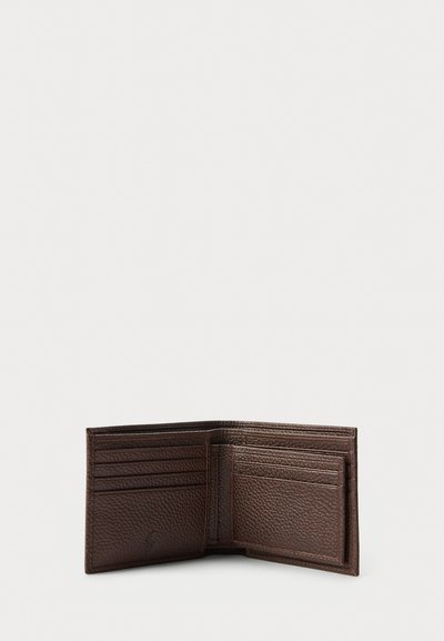 Portafoglio bifold in pelle marrone scuro con texture, aperto, che mostra più slot per carte su ciascun lato su uno sfondo bianco.