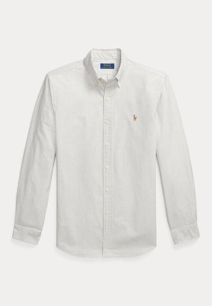 Chemise à manches longues boutonnée en gris clair avec des rayures blanches, dotée d'un col, d'une patte de boutonnage et d'un petit logo brodé sur la poitrine.