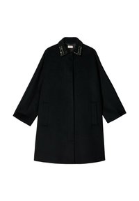 Czarny płaszcz o prostym kroju, z fakturowanym kołnierzem ozdobionym metalowymi akcentami oraz bocznymi kieszeniami. Rękawy o długości do połowy ramienia i minimalistyczny design.