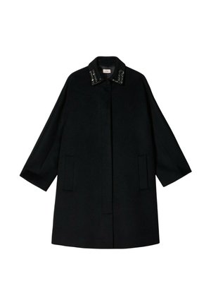 Czarny płaszcz o prostym kroju, z fakturowanym kołnierzem ozdobionym metalowymi akcentami oraz bocznymi kieszeniami. Rękawy o długości do połowy ramienia i minimalistyczny design.