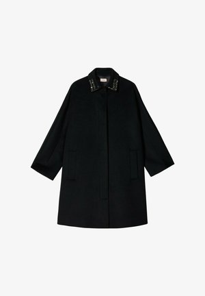 Schwarzer Mantel mit geradem Schnitt, ausgestattet mit einem strukturierten Kragen mit Metallelementen und seitlichen Taschen. Halb lange Ärmel und minimalistisches Design.