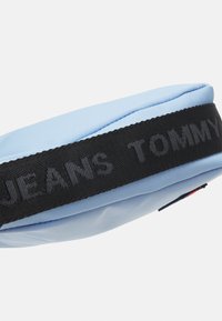 Tommy Jeans DAILY - Bolso de mano - moderate blue